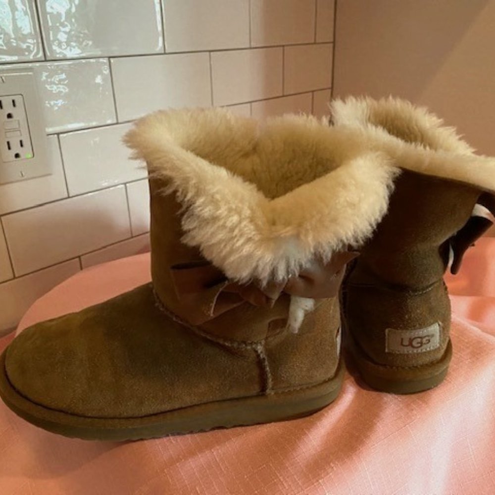Girls Chestnut Ugg Boots with Bow Accent Sz 2